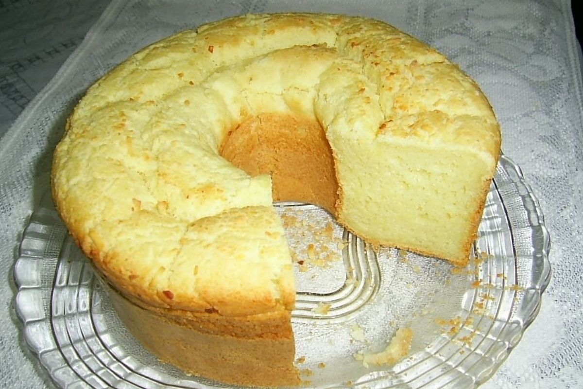O pão de queijo ganha uma versão gigante e deliciosa com a adição da mussarela