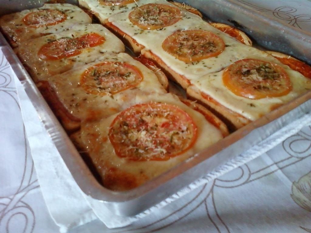 Pizza feita com pão de forma: prepare uma deliciosa receita no forno)