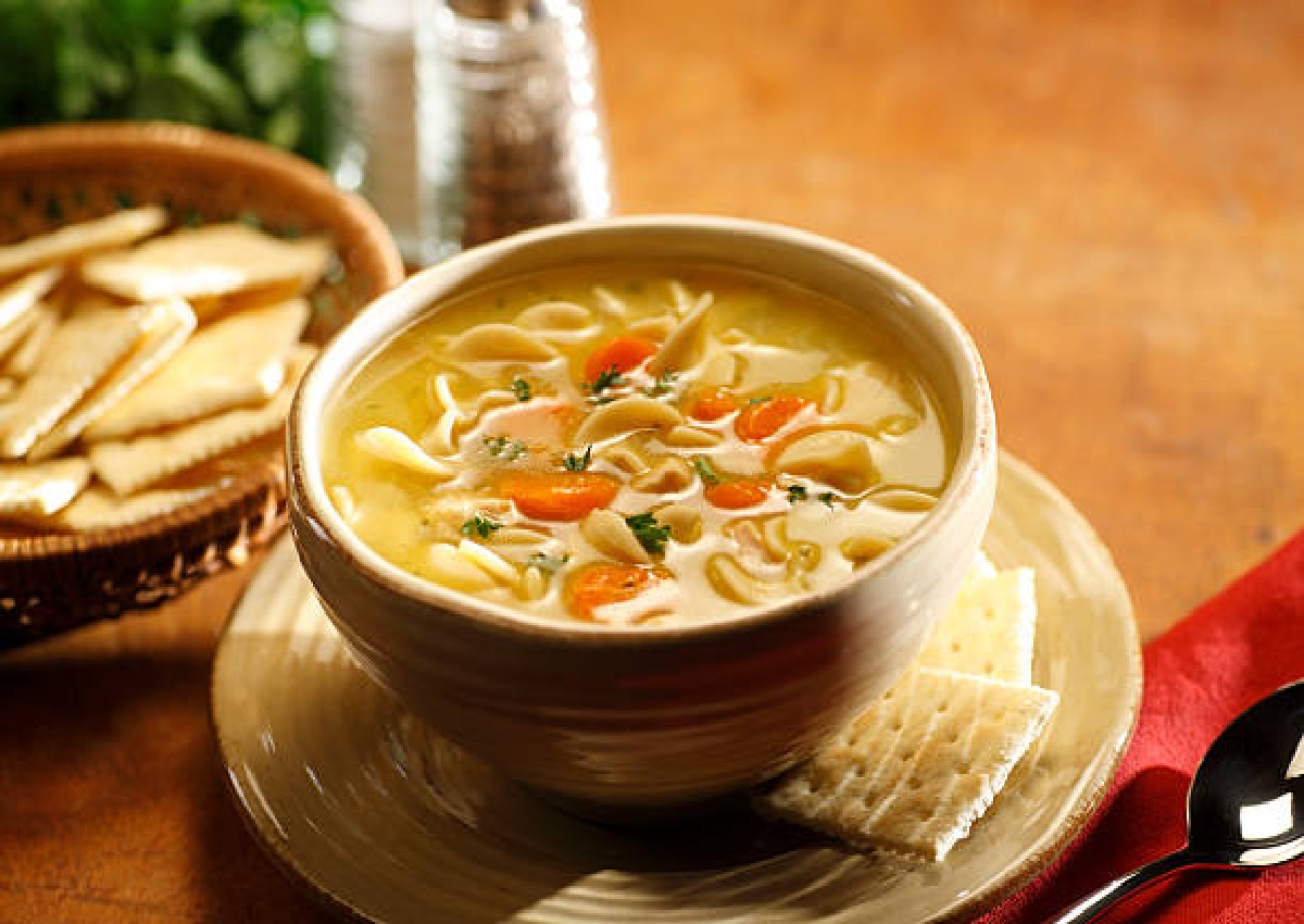 Sopa de macarrão e frango: Perfeita para encarar o frio, saiba mais (Foto: iStock)