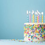 Seja seu próprio confeiteiro, aprenda a fazer bolo de aniversário simples e gostoso (Foto: iStock)