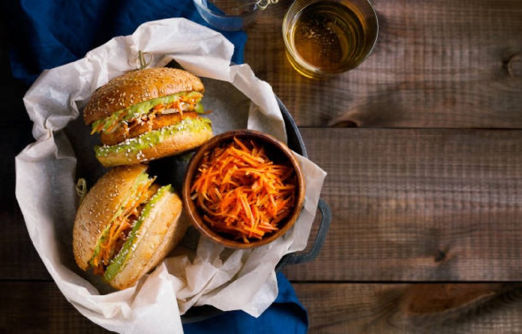 Pare de gastar, faça seu próprio hambúrguer caseiro em casa (Foto: iStock)