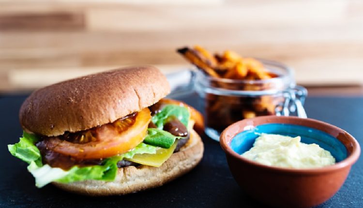 Pare de gastar, faça seu próprio hambúrguer caseiro em casa (Foto: iStock)