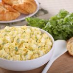 Jantar rápido com poucos ingredientes, com uma salada de ovo polonesa (Foto: iStock)
