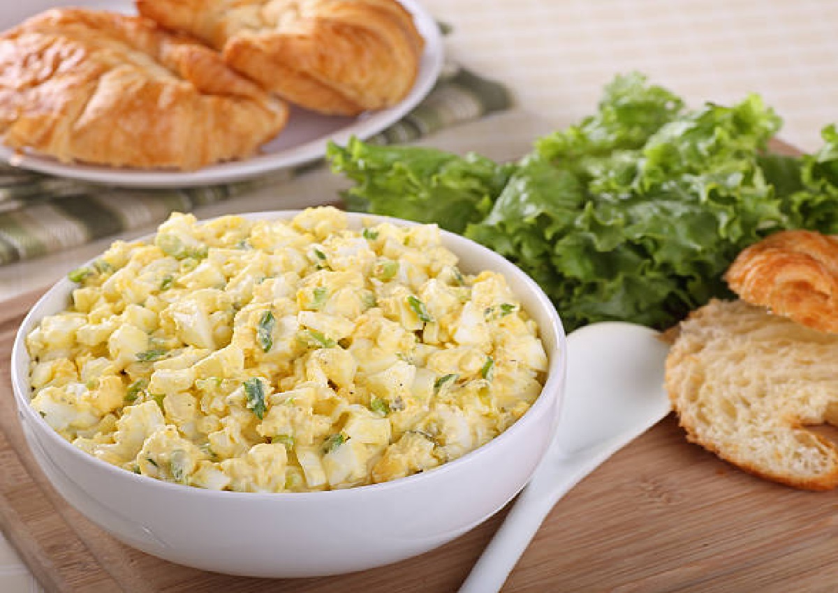 Jantar rápido com poucos ingredientes, com uma salada de ovo polonesa (Foto: iStock)