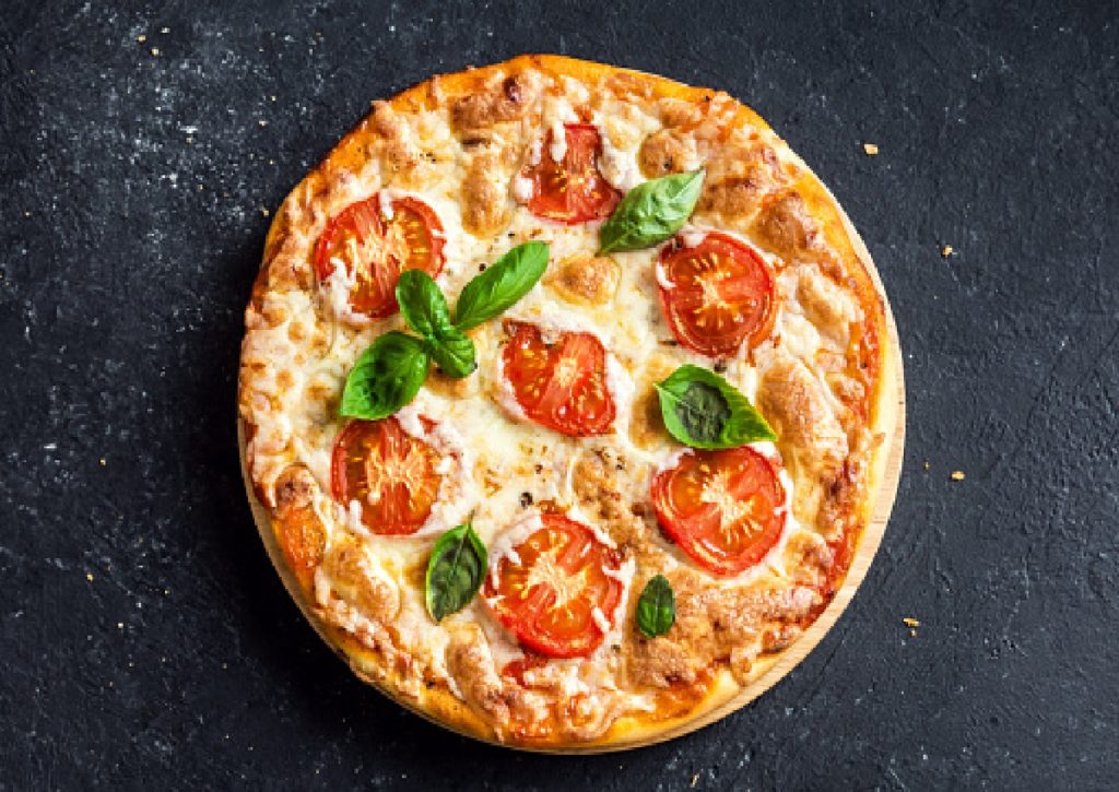 Receita de pizza margherita: prato tradicional para sua noitada italiana (Foto: iStock)