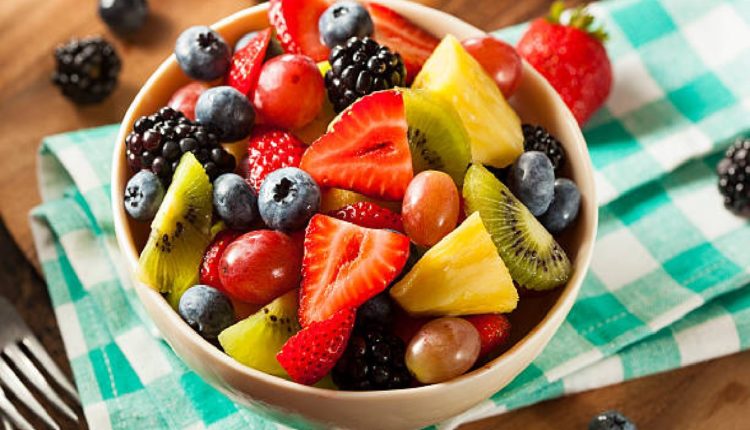 Salada de frutas perfeita para o café da manhã; veja o passo a passo (Foto: iStock)