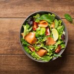 Salada de salmão e abacate; opção fitness para seu dia a dia (Foto: iStock)
