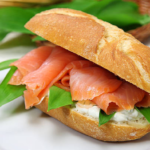 Sanduíche de salmão, cream cheese e rúcula (Foto: Reprodução/iStock)