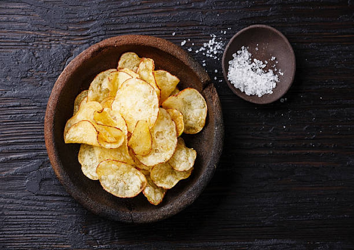 Chips na air fryer: acompanhamento delicioso sem fritura, veja como (Foto: iStock)