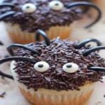 Esquenta para o Halloween, aprenda cupcakes de aranhas em poucos passos (Foto: iStock)
