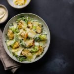 Salada césar, ótima alternativa para quem busca prato saudável e saboroso (Foto: iStock)