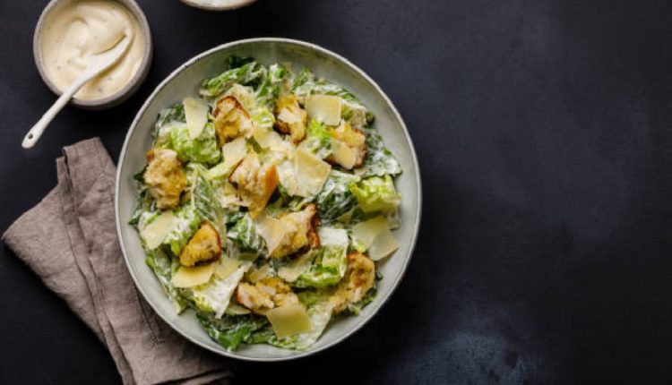 Salada césar, ótima alternativa para quem busca prato saudável e saboroso (Foto: iStock)