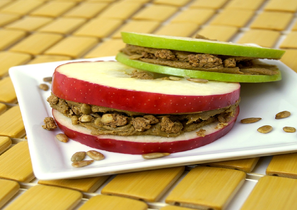 Sanduiche de maçã; petisco saudável e fácil para um lanchinho (Foto: iStock)