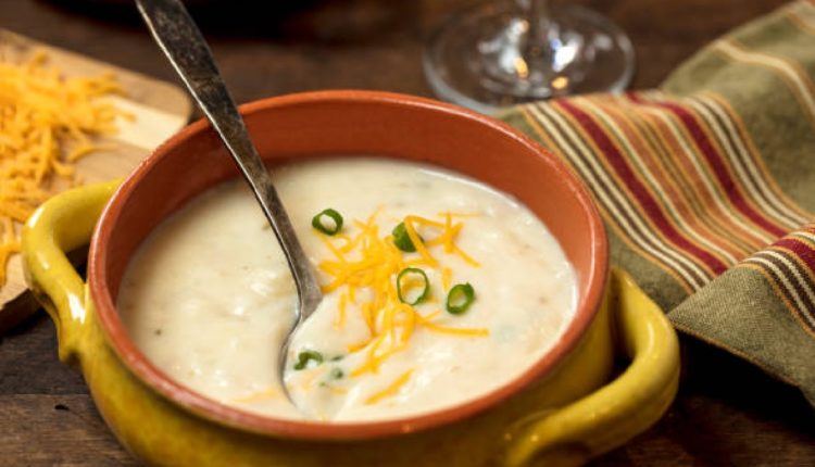Sopa de batata cremosa, uma receita quentinha e saborosa para seu dia (Foto: iStock)