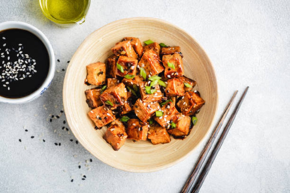 Tofu crocante para sua refeição vegana, aproveite este passo a passo (Foto: iStock)