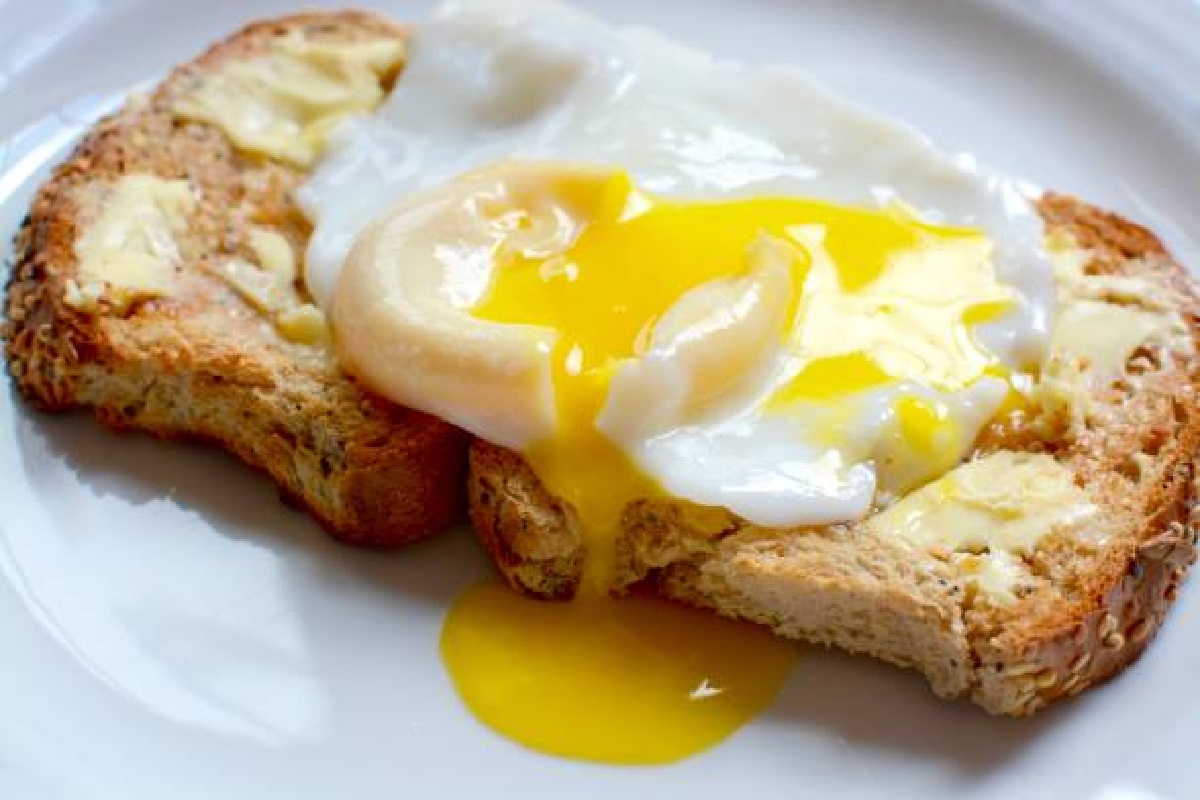 Café da manhã de torrada e ovos, turbine uma receita simples (Foto: iStock)