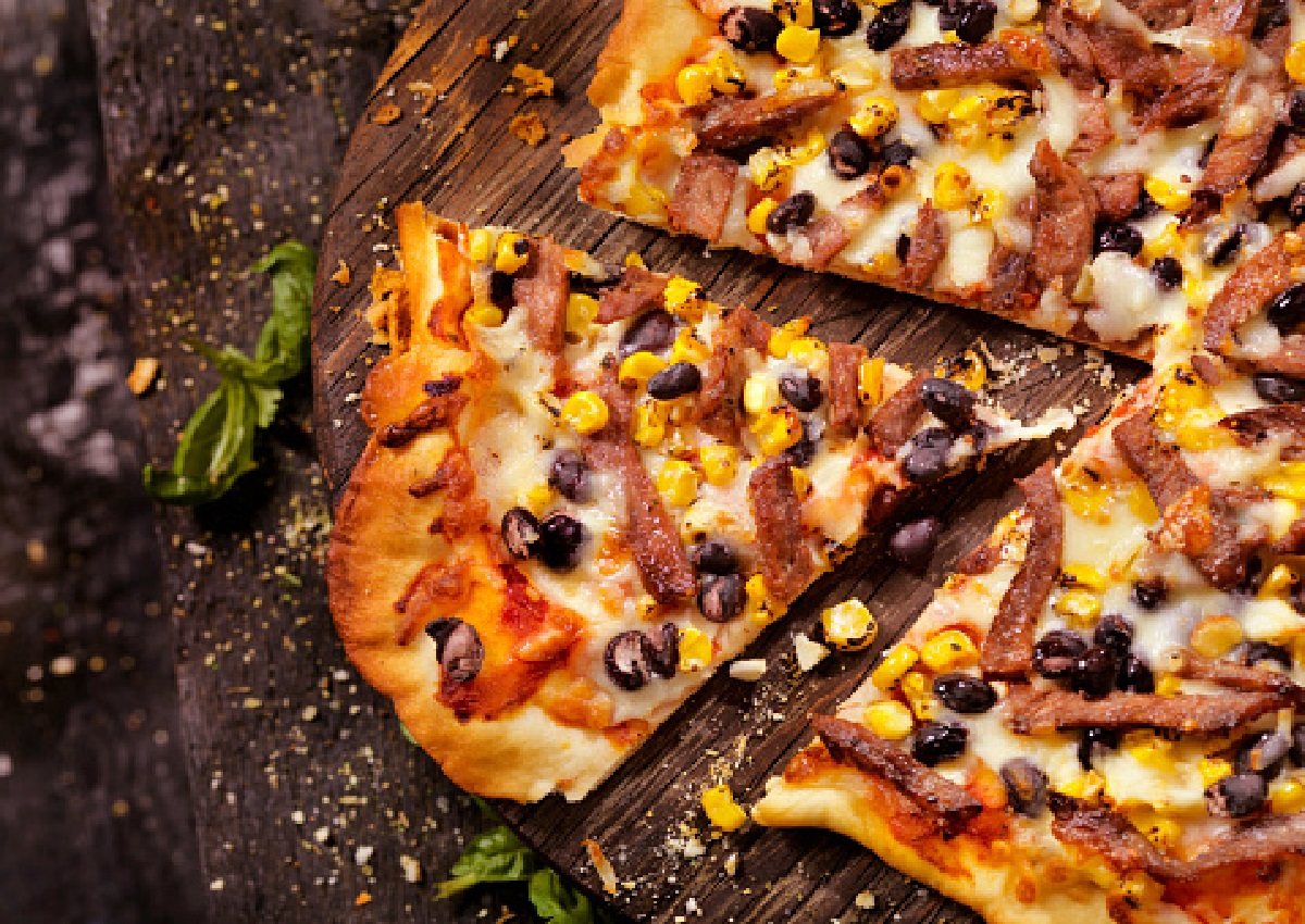 Pizza de carne: aprenda uma receita que une o melhor de dois mundos (Foto: iStock)