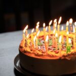 Aprenda como fazer um bolo de aniversário, veja o passo a passo (Foto: iStock)