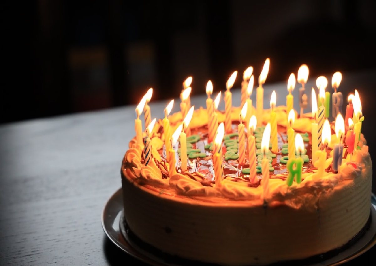 Aprenda como fazer um bolo de aniversário, veja o passo a passo (Foto: iStock)