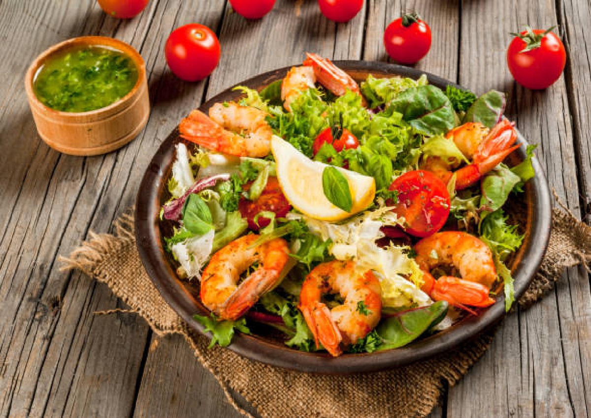 Salada com camarão grelhado: combinação perfeita para seu almoço fitness (Foto: iStock)