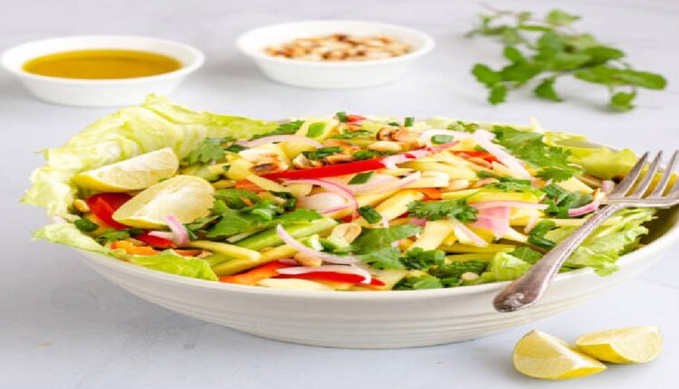 Salada thai com amendoim: aprenda uma receita saudável muito saborosa (Foto: iStock)