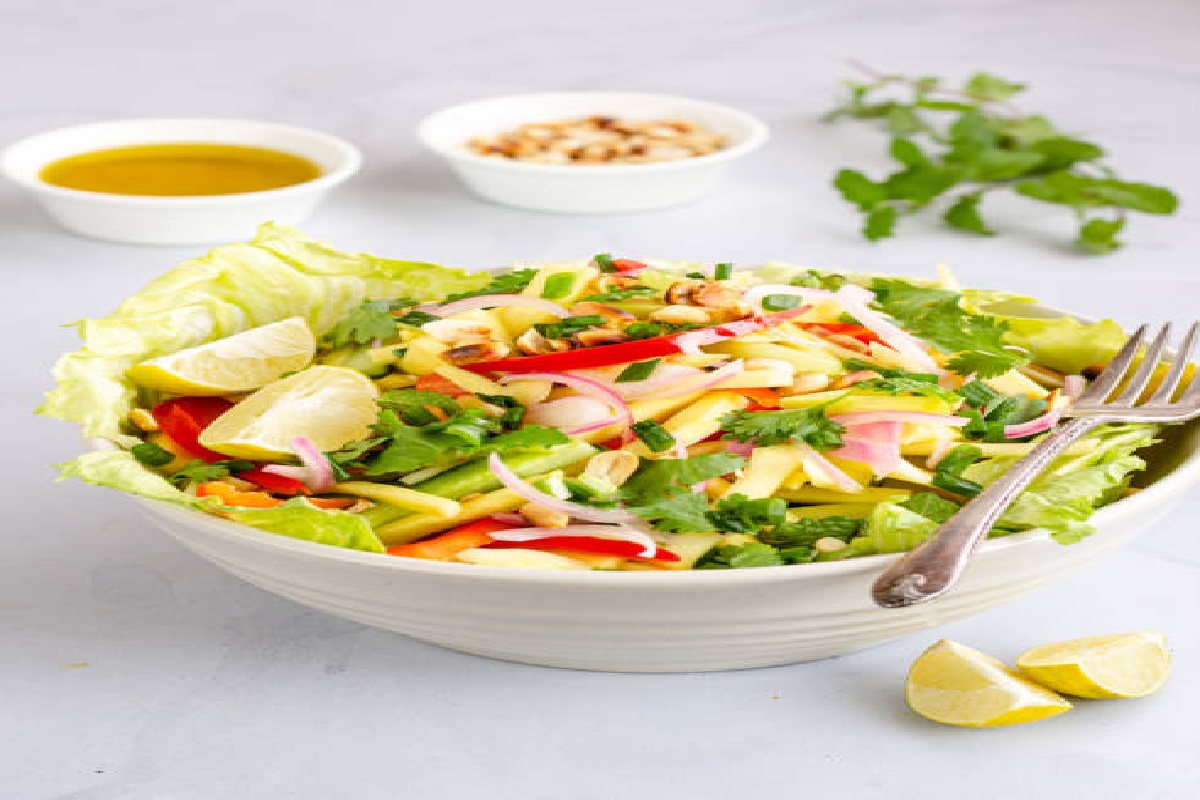 Salada thai com amendoim: aprenda uma receita saudável muito saborosa (Foto: iStock)