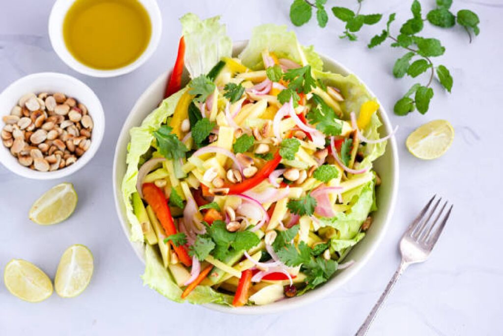 Salada thai com amendoim: aprenda uma receita saudável muito saborosa