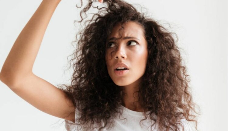 5 formas de cuidar do seu cabelo para evitar o ressecamento / Reprodução Canva