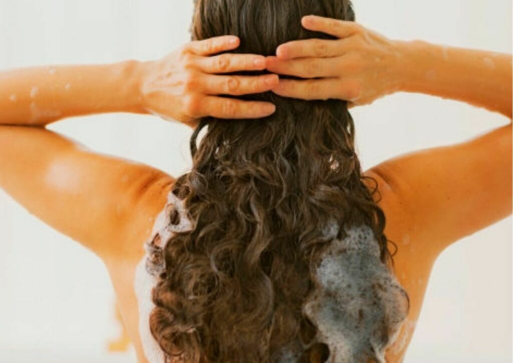 Lavar o cabelo diariamente faz mal? Descubra / Reprodução Canva