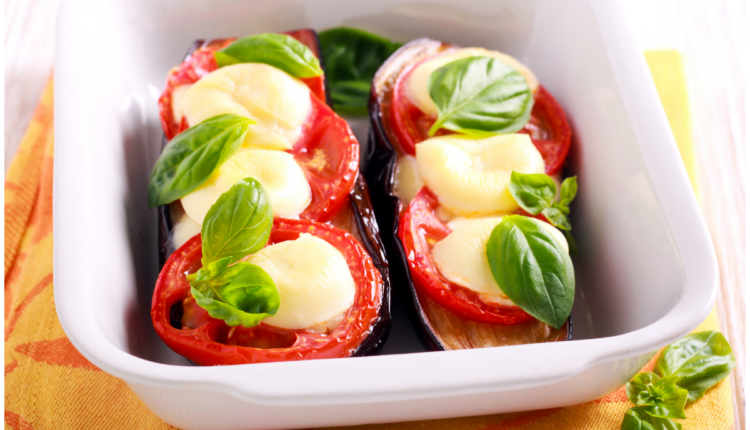 Berinjela com tomate e queijo - Fonte: Canva Pro