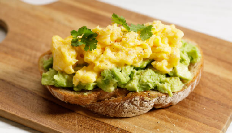 Sanduíche de abacate com ovo. Foto: Reprodução/iStk