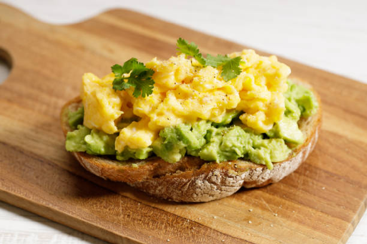 Sanduíche de abacate com ovo. Foto: Reprodução/iStk