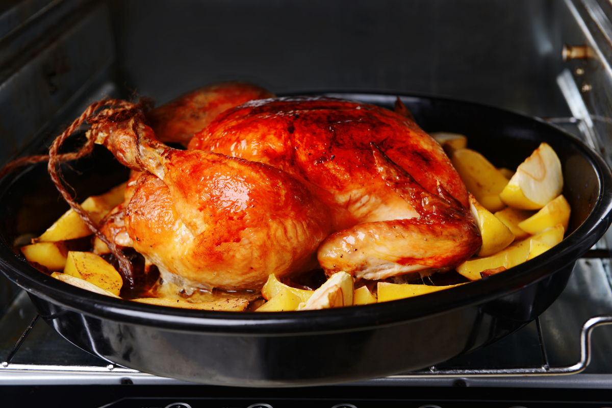 Aprenda a fazer o melhor frango assado no forno de um jeito super fácil e prático! - Fonte: Canva