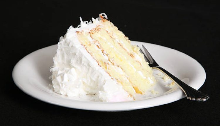 Como fazer bolo de coco gelado: receita perfeita para animar o feriado (Foto: iStock)