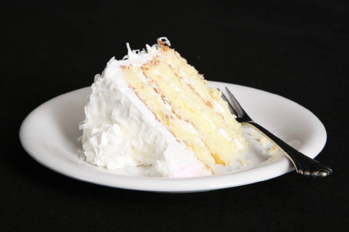 Como fazer bolo de coco gelado: receita perfeita para animar o feriado (Foto: iStock)