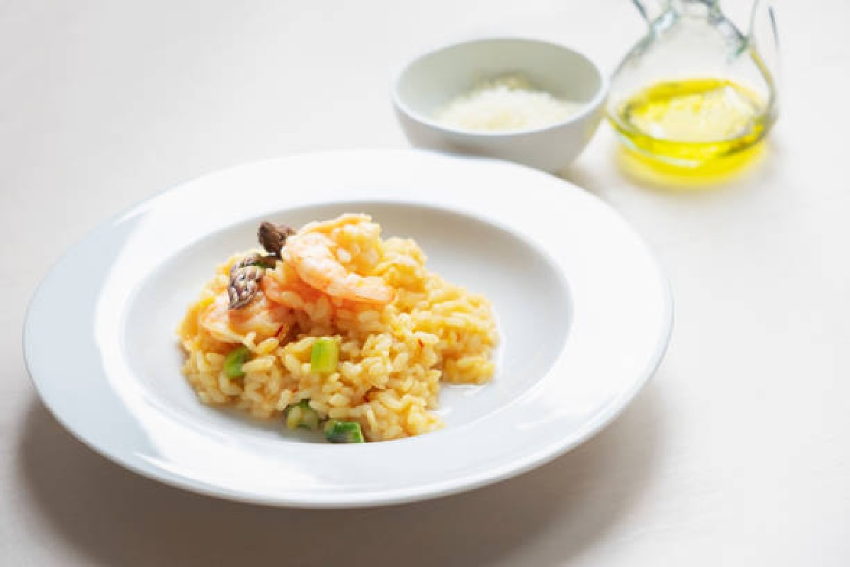 Saiba como fazer receita de risoto de camarão, perfeito para começar a semana (Foto: iStock)