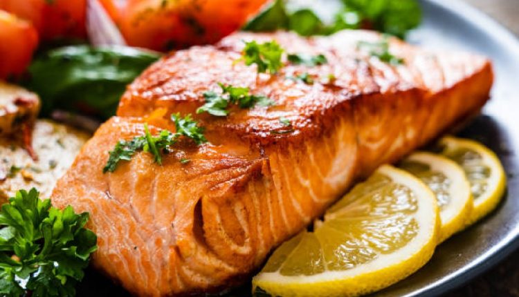 Receita de salmão com castanha: prato saboroso e fitness para qualquer dia (Foto: iStock)