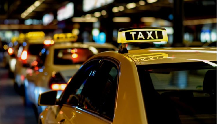 SMTR vai convocar mais de 800 taxistas para agilizar processo de transferência de alvarás