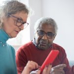 5 benefícios que idosos e aposentados podem obter