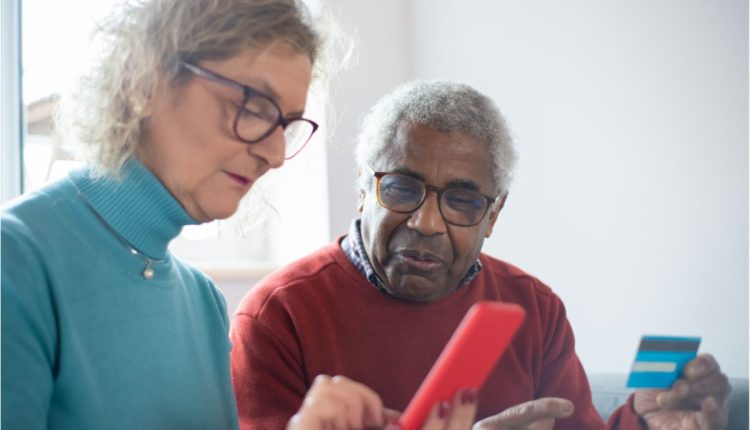 5 benefícios que idosos e aposentados podem obter