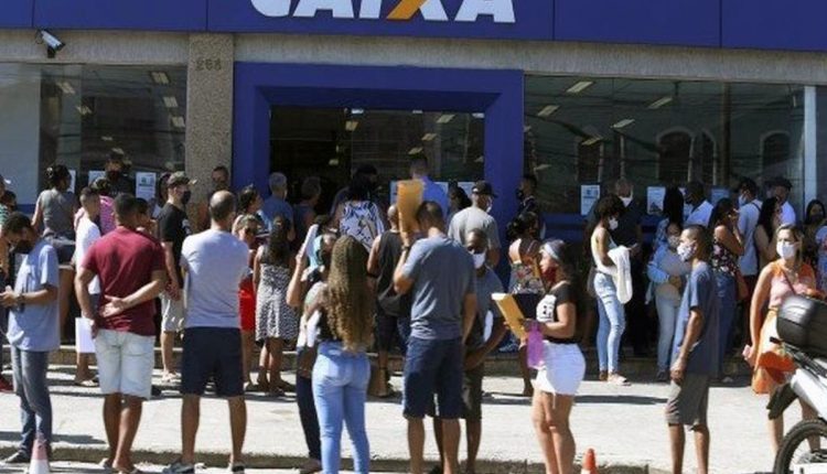 A fila do Auxílio Brasil dobrou em dois meses para mais 1 milhão de Famílias