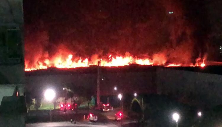 Pavilhão do Rio centro pega fogo após queda de balão