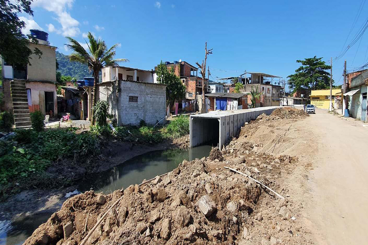 Prefeitura de Magé faz canalização para acabar com esgoto a céu abertoPrefeitura de Magé faz canalização para acabar com esgoto a céu aberto