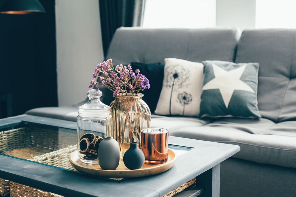 Paisagismo de interiores: saiba como ornamentar a sala de estar com lindos arranjos de flores - Imagem do Canva